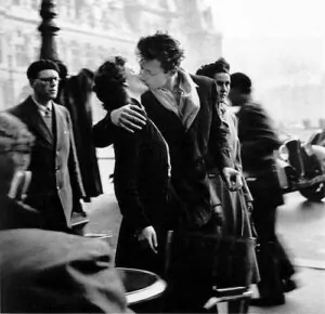 robert_doisneau__bacio_davanti_all_hotel_de_ville
