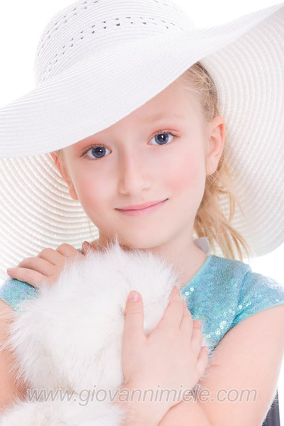 primo piano bambina in studio fotografico