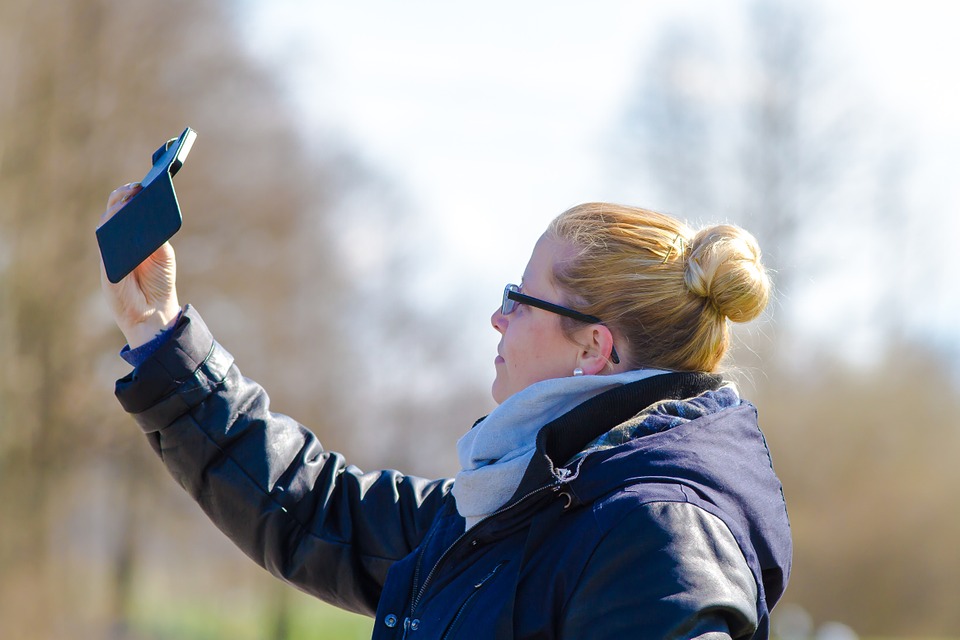 Qual è la differenza tra autoritratto e selfie?