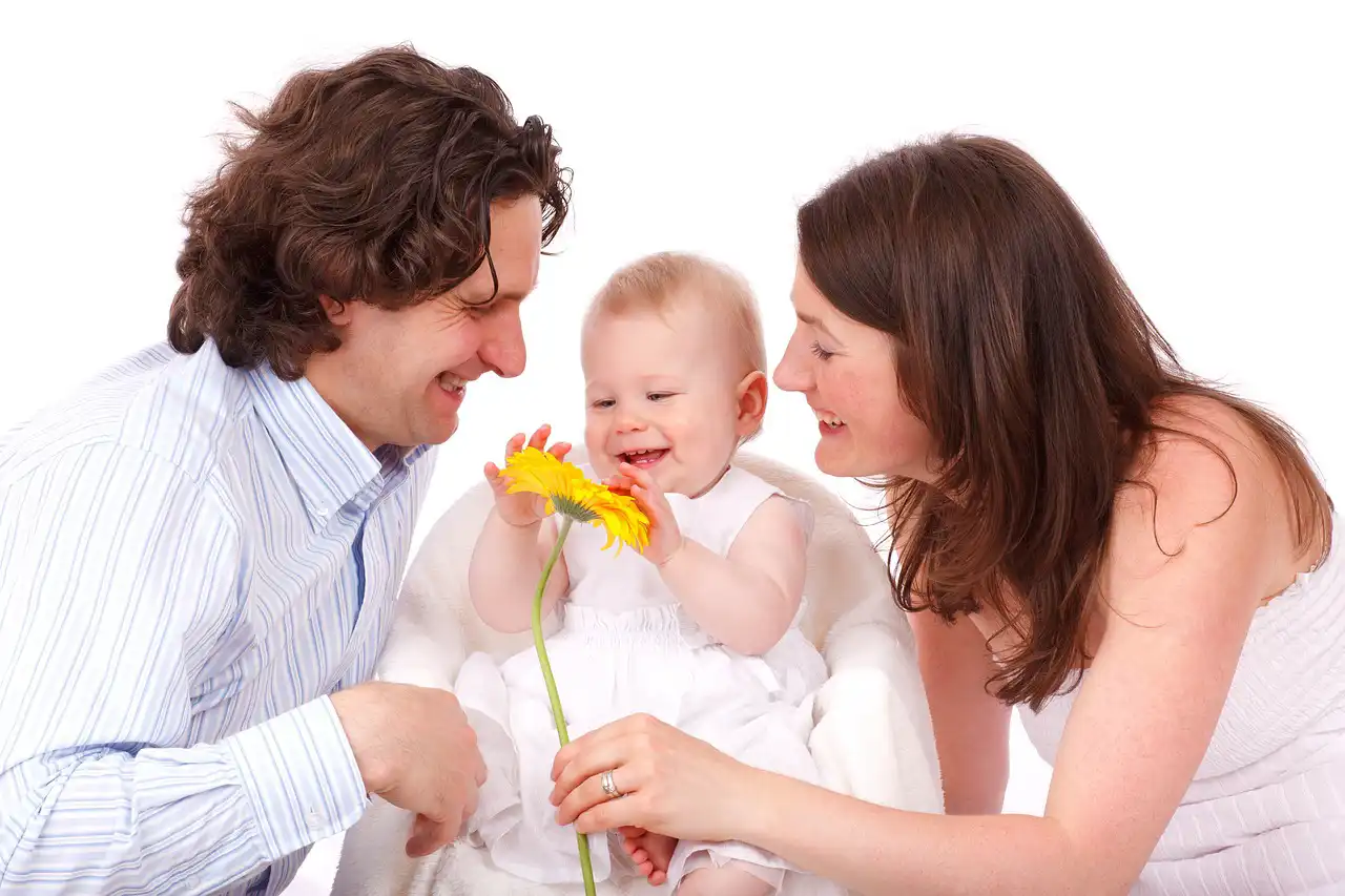 Famiglia durante sessione fotografica nello studio Giovanni Miele a Milano