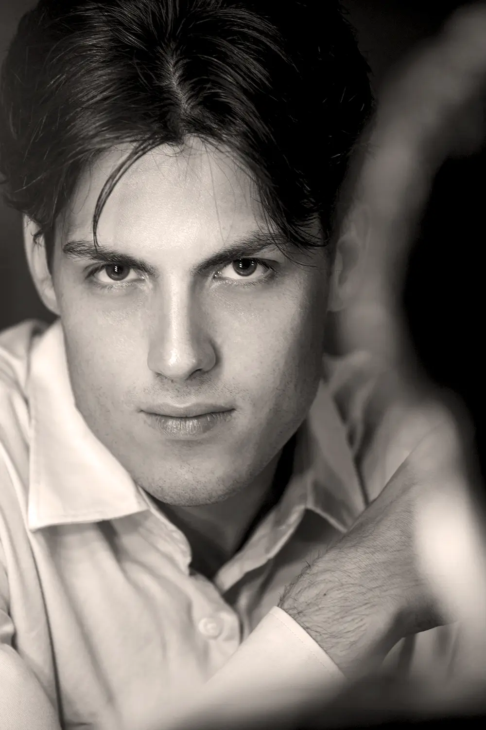 Un primo piano di un uomo realizzato in studio fotografico