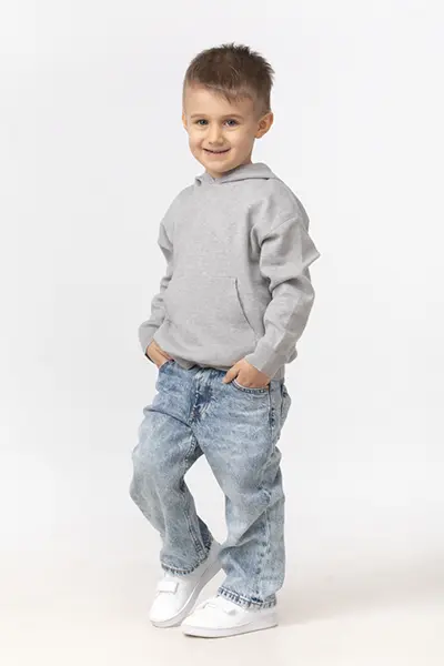 Ragazzo con felpa grigia e jeans in posa per casting adolescenti a Milano, espressione spontanea e mani in tasca.