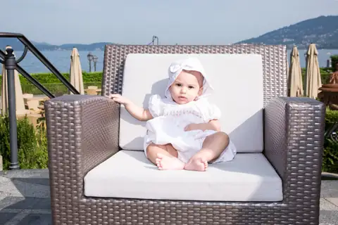 Bambina seduta al ristorante