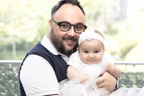 Papà e bambina a casa