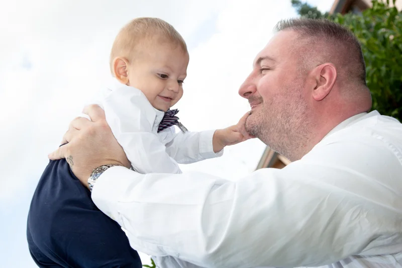 Papà e bimbo in giardino