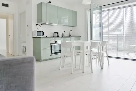 Fotografia di interni in cucina luminosa per affitti a Milano