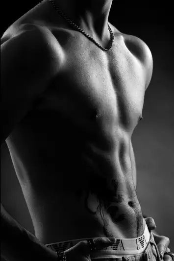 Ritratto maschile stile urban con dettaglio tatuaggi a Milano