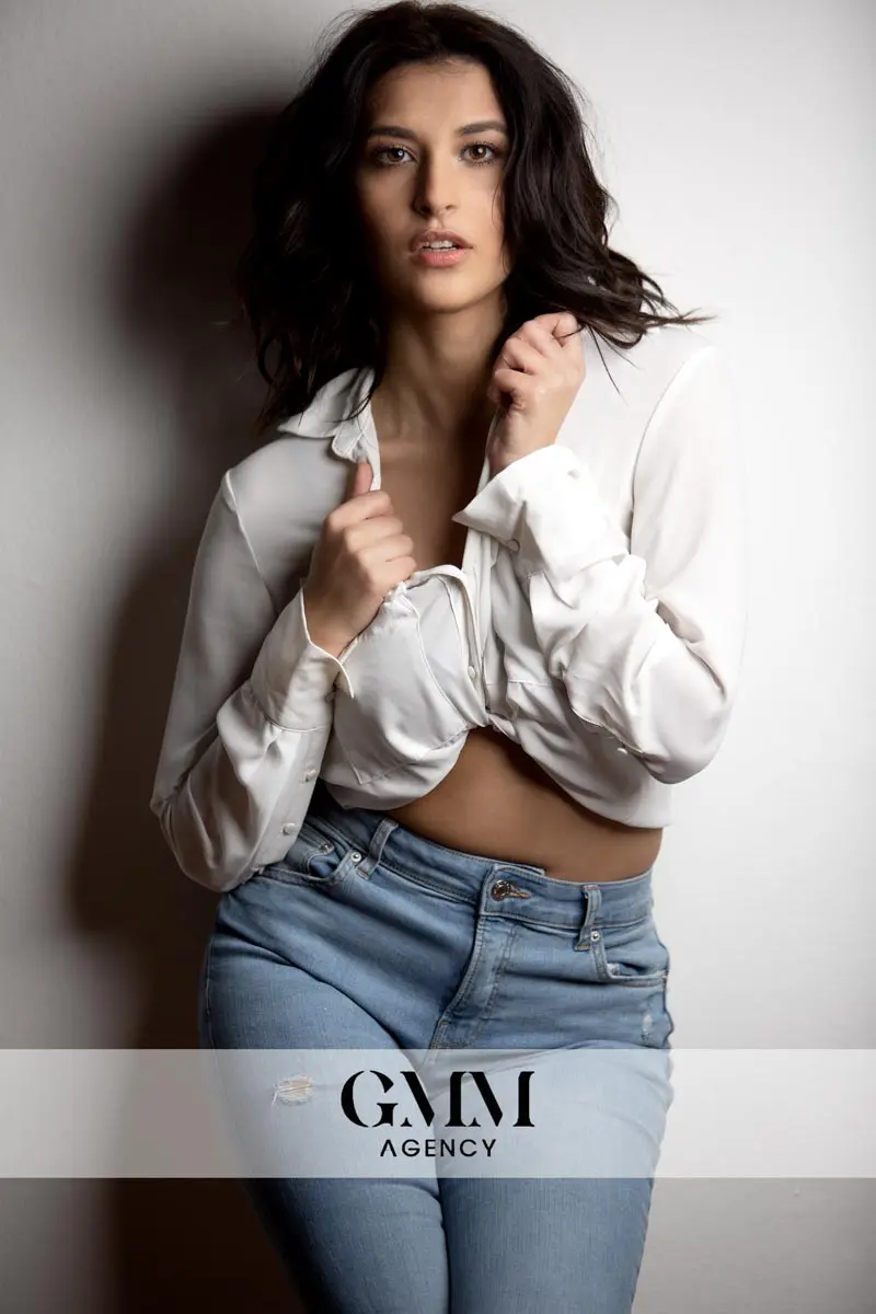 Modella book bianco e jeans Milano