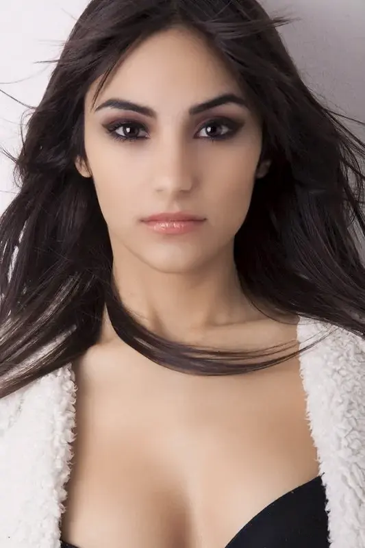 Ritratto beauty editoriale con capelli al vento