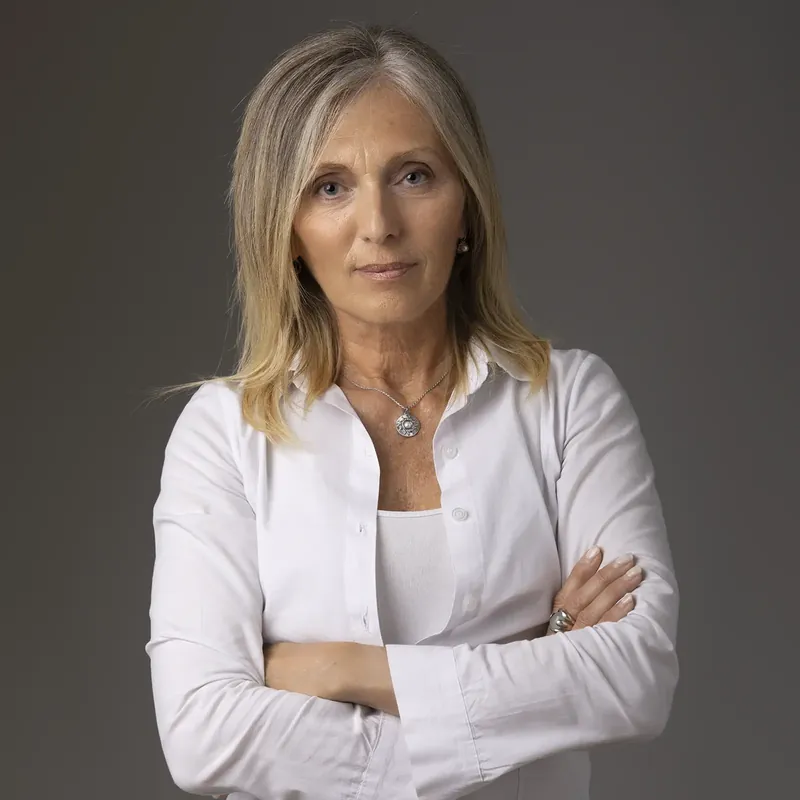 Headshot LinkedIn donna bionda con camicia bianca – Milano