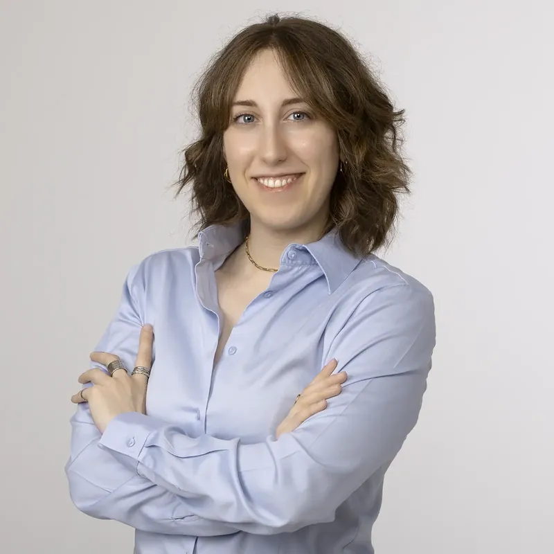 Headshot LinkedIn donna con camicia azzurra e sorriso – Milano