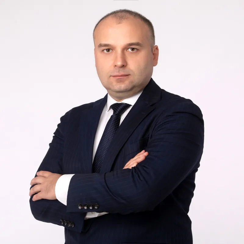 Headshot LinkedIn uomo con abito gessato blu – Milano