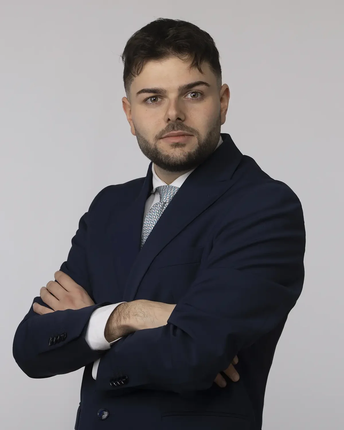 Foto profilo LinkedIn Milano uomo con barba, abito blu, studio Giovanni Miele