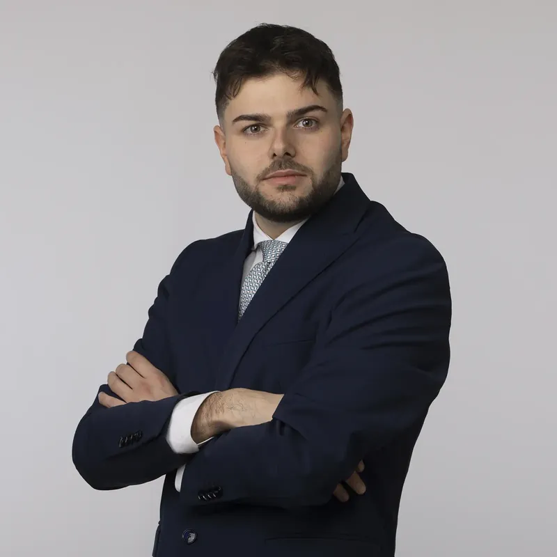 Headshot LinkedIn uomo con barba, abito blu e cravatta chiara – Milano
