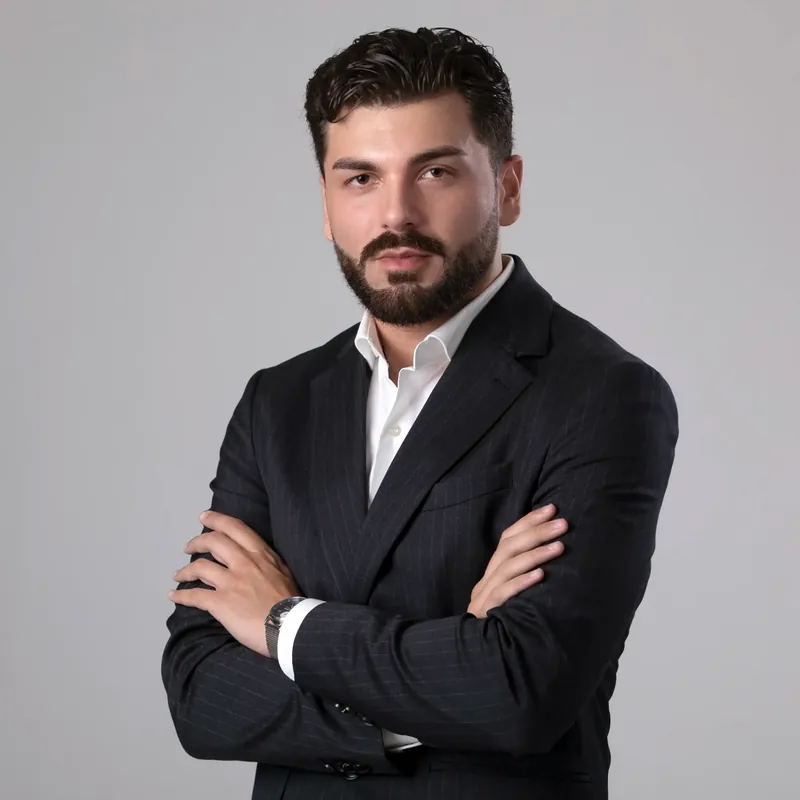 Headshot LinkedIn uomo con barba e abito scuro – Milano