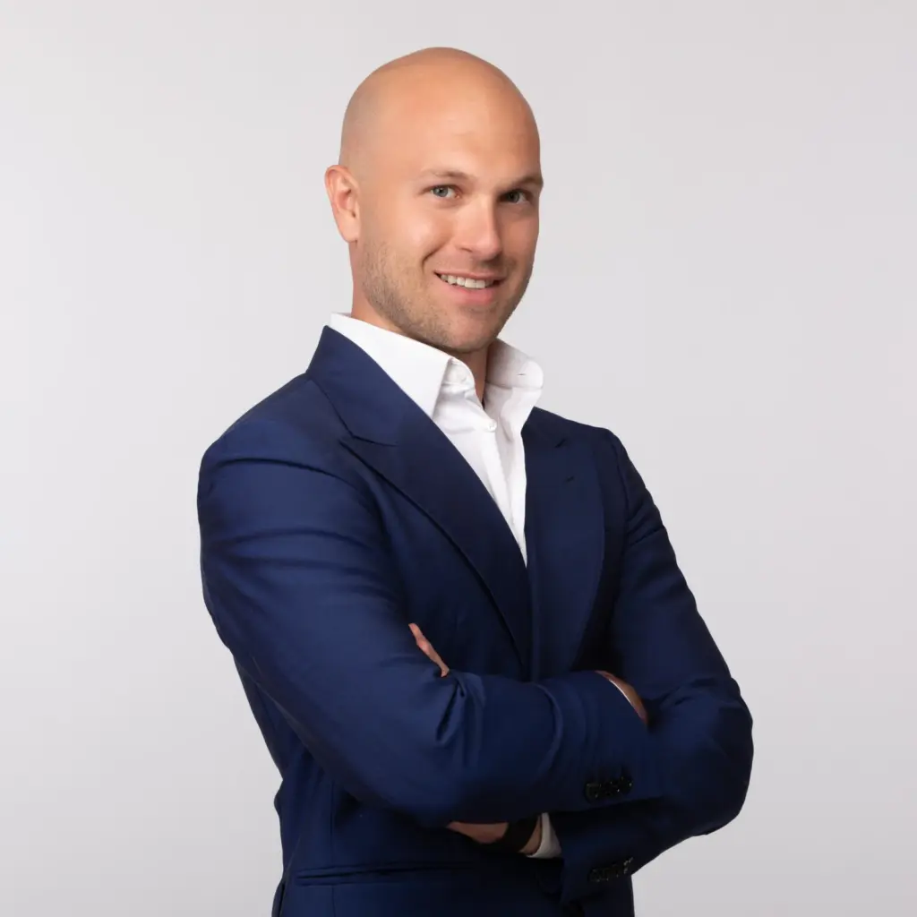 Foto profilo LinkedIn Milano uomo in blazer blu, ritratto professionale studio Giovanni Miele