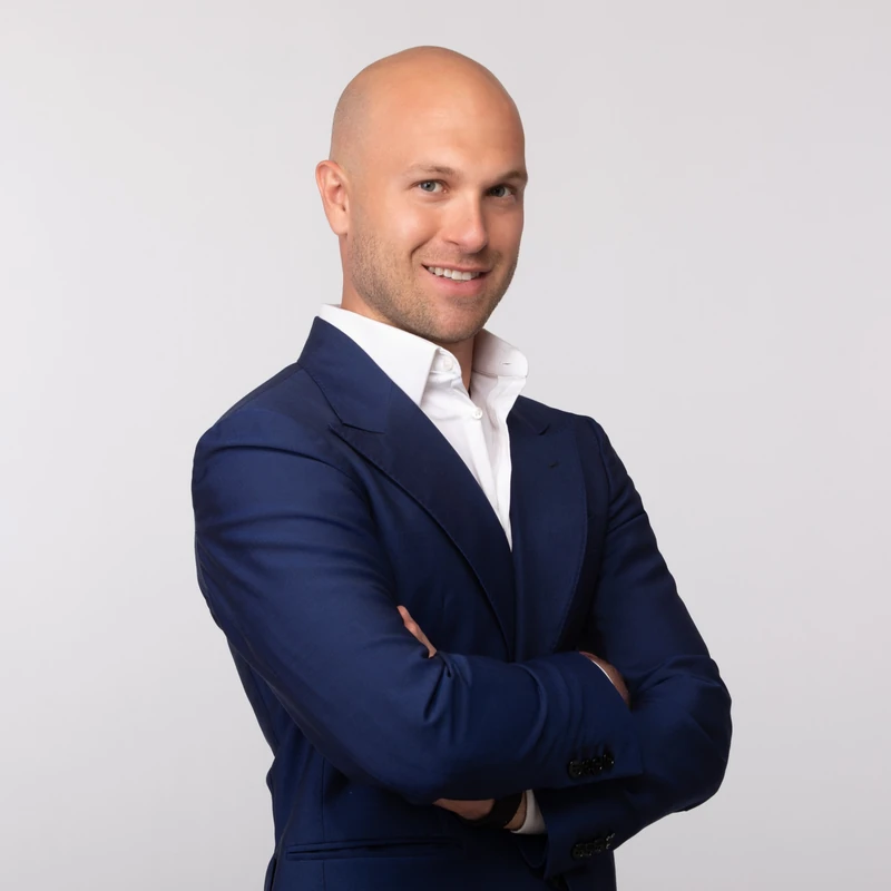 Headshot LinkedIn uomo in blazer blu – Milano