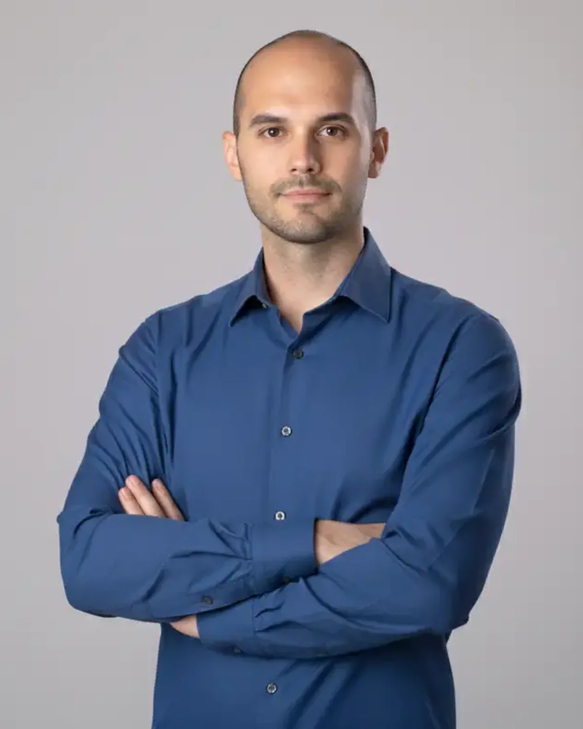 Foto profilo LinkedIn Milano uomo professionale, camicia blu, studio Giovanni Miele