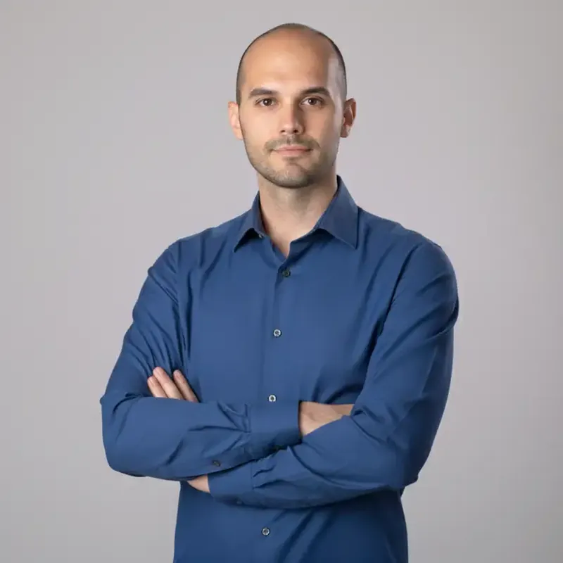 Headshot LinkedIn uomo con camicia blu – Milano