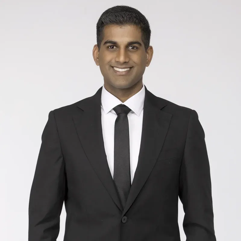 Headshot LinkedIn uomo con abito nero e cravatta nera – Milano