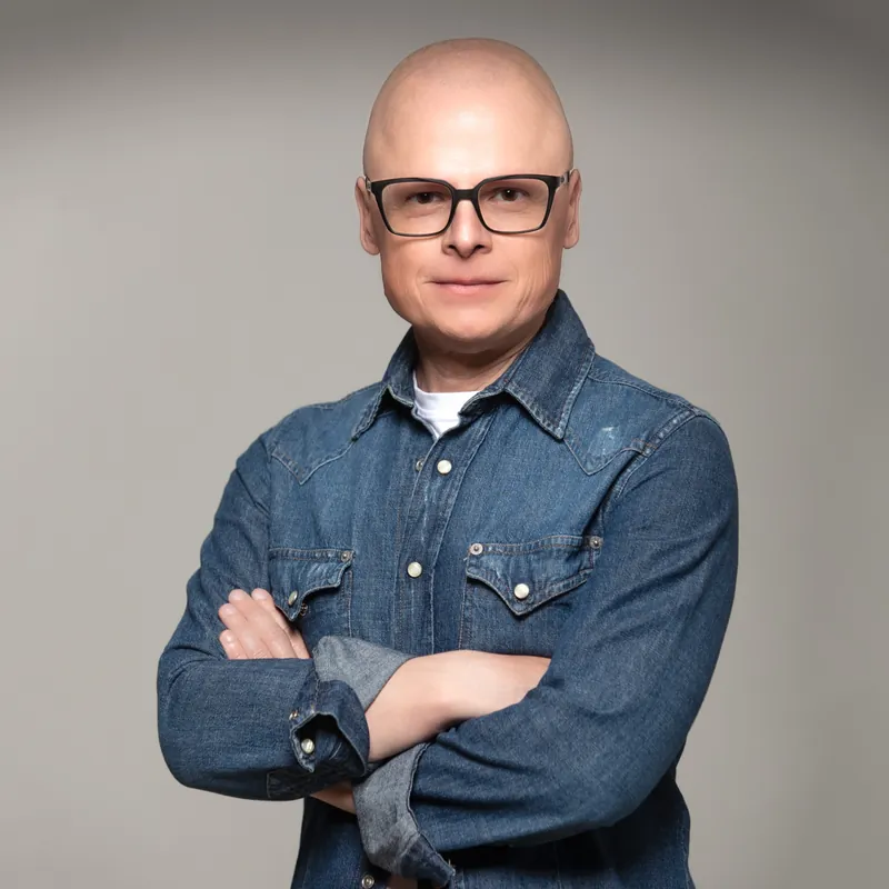 Headshot LinkedIn uomo con occhiali e camicia di jeans – Milano