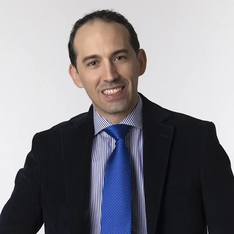 Headshot corporate con cravatta blu - Ritratti aziendali team Milano