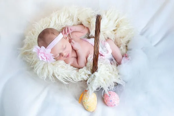 Neonato che dorme nel palmo di una mano - Fotografia Newborn Milano