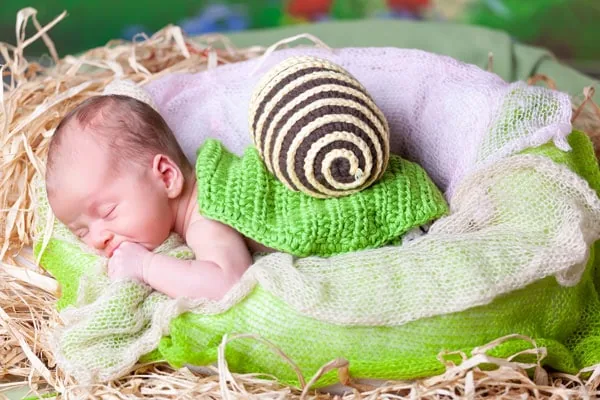 Neonato avvolto in tessuti morbidi - Servizio Newborn Milano