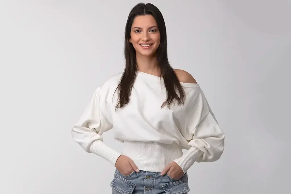 Ritratto giovane donna naturale e sorridente, fotografo Milano