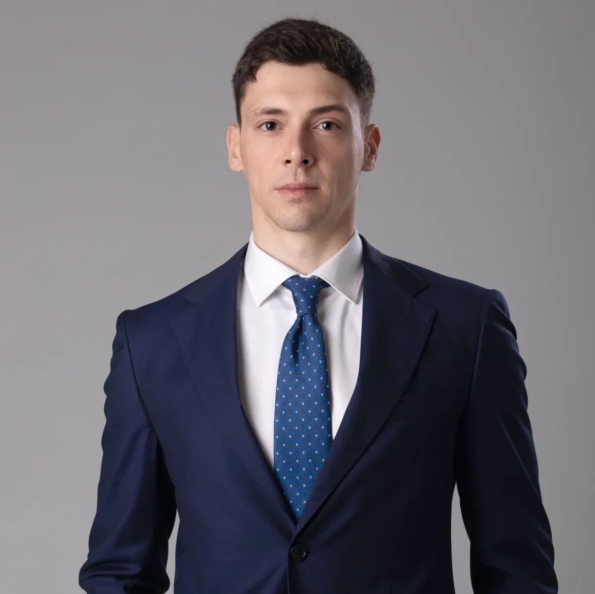 Ritratto professionale uomo giovane in abito, fotografo ritratti Milano