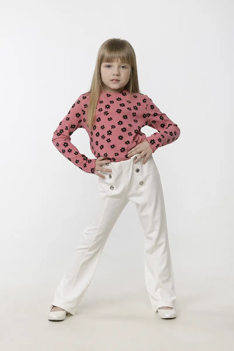 Bambina modella a Milano durante book fotografico professionale in studio, fotografo Giovanni Miele