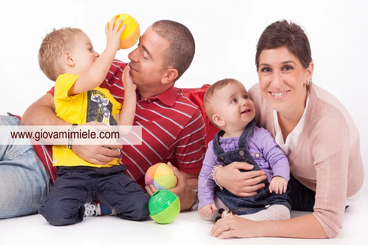 Famiglia di quattro persone durante shooting in studio fotografico a Milano