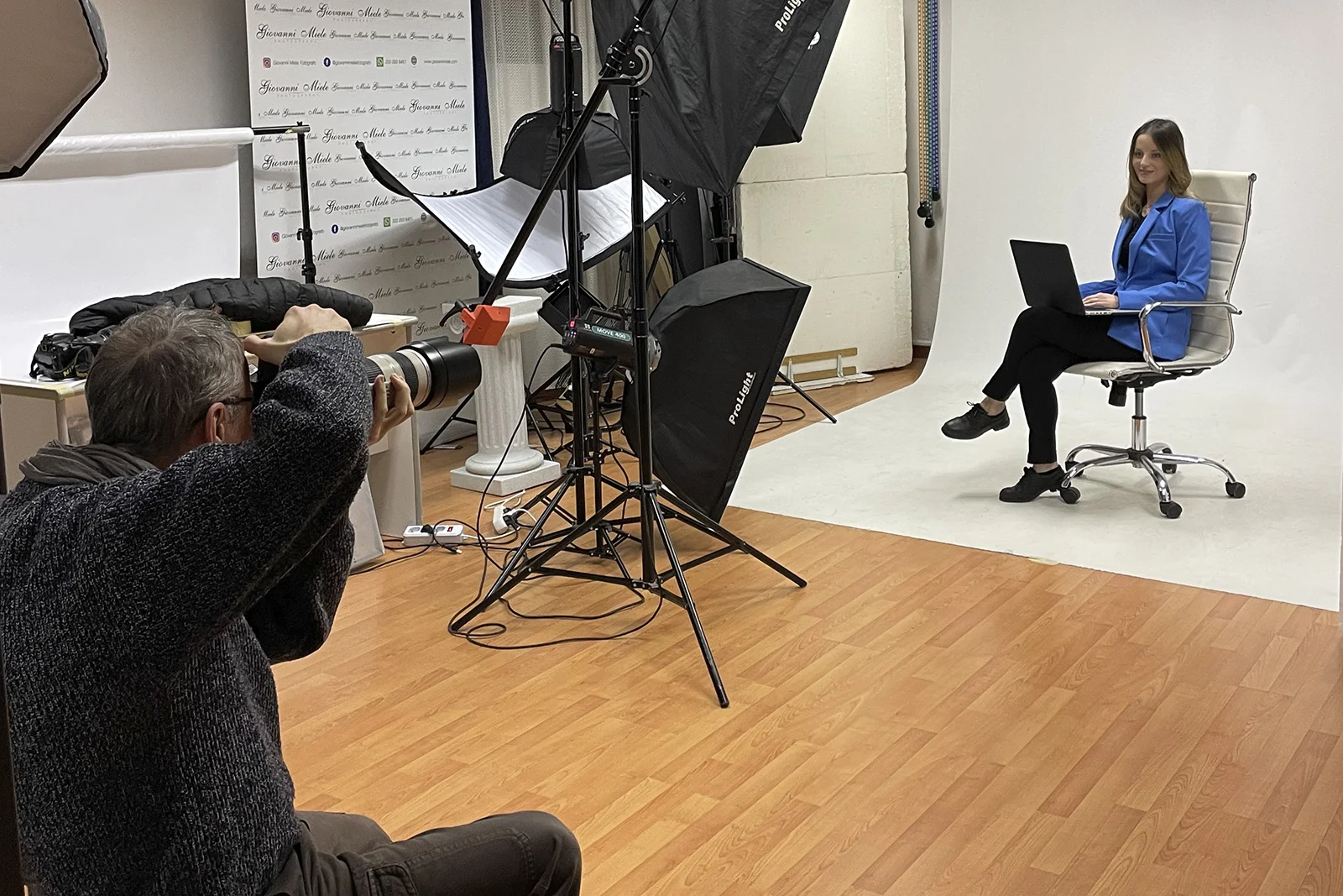 Dietro le quinte dello studio fotografico Giovanni Miele a Milano