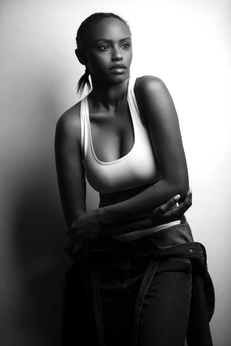 Ragazza in piano americano in studio fotografico, book professionale Milano