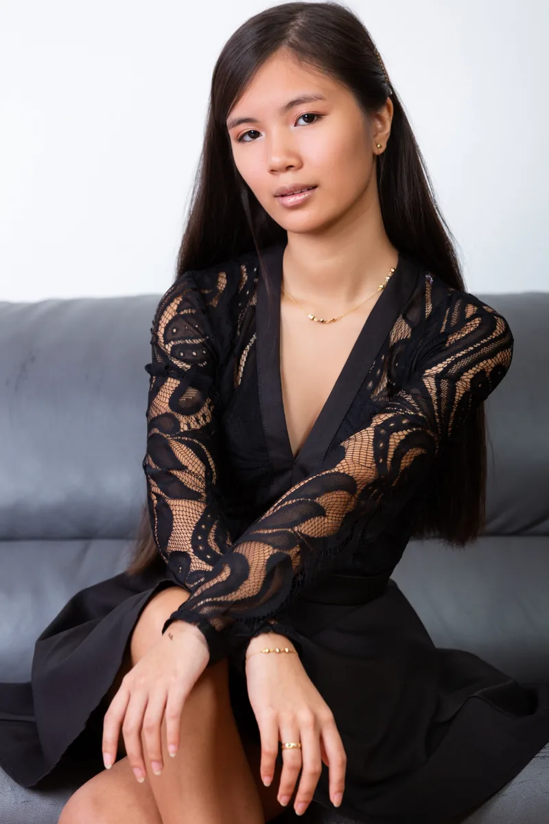 Modella in posa durante sessione book fotografico in studio, Milano