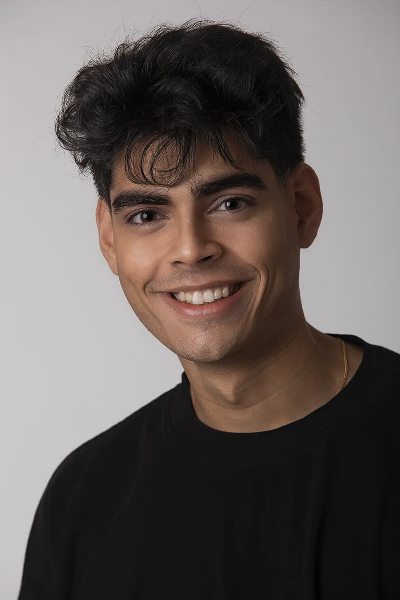 Fotografo ritratti Milano - headshot maschile sorriso naturale in studio Giovanni Miele