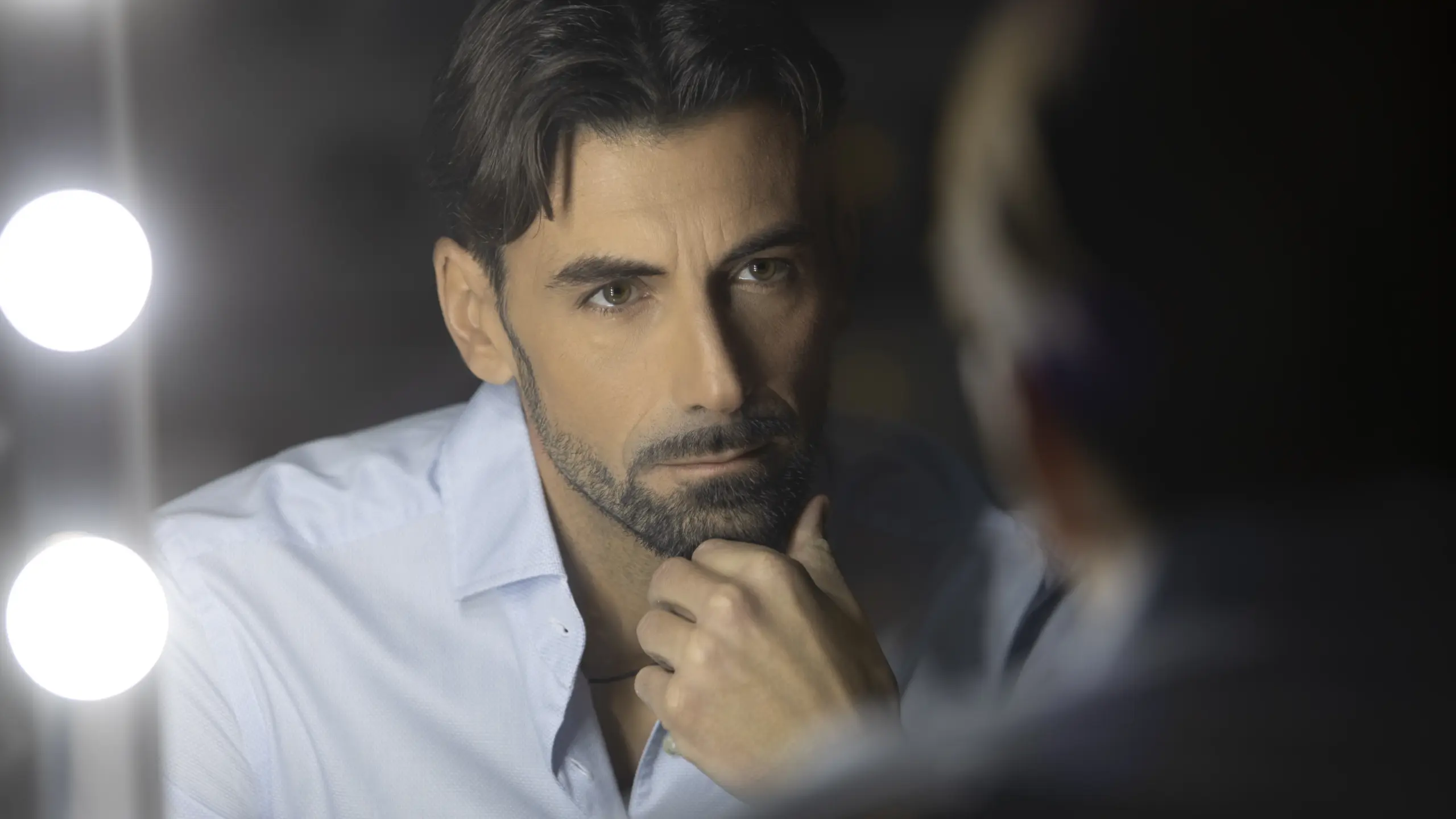 Book fotografico attori Milano - attore davanti allo specchio backstage