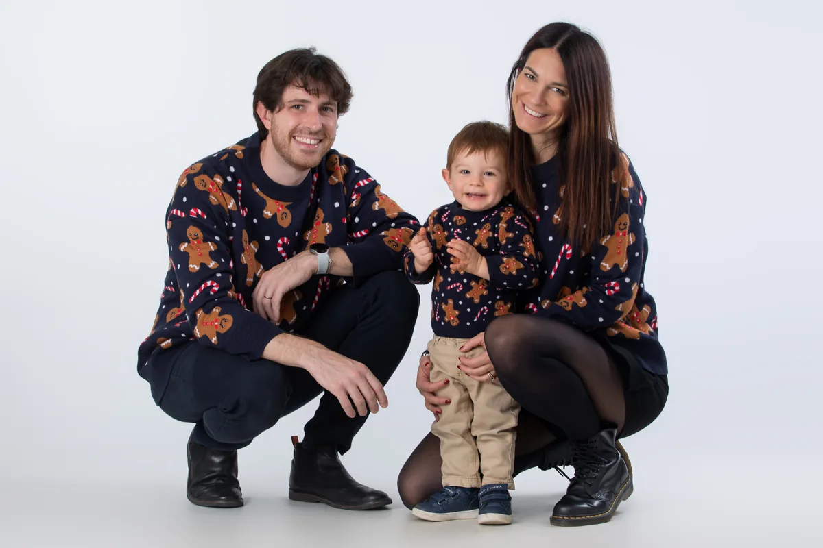 Genitori con figlio piccolo in studio fotografico, maglioni coordinati, servizio famiglia Milano