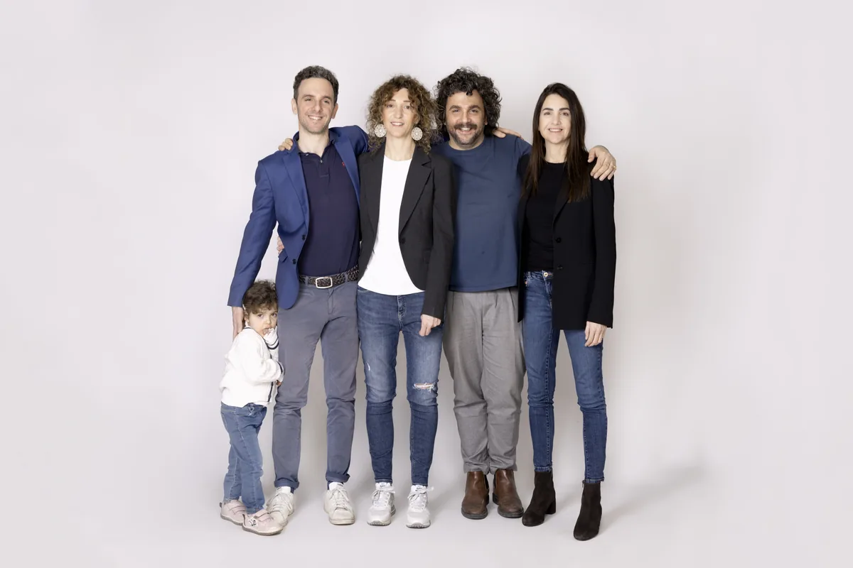 Ritratto di famiglia in studio fotografico professionale, servizio famiglia Milano