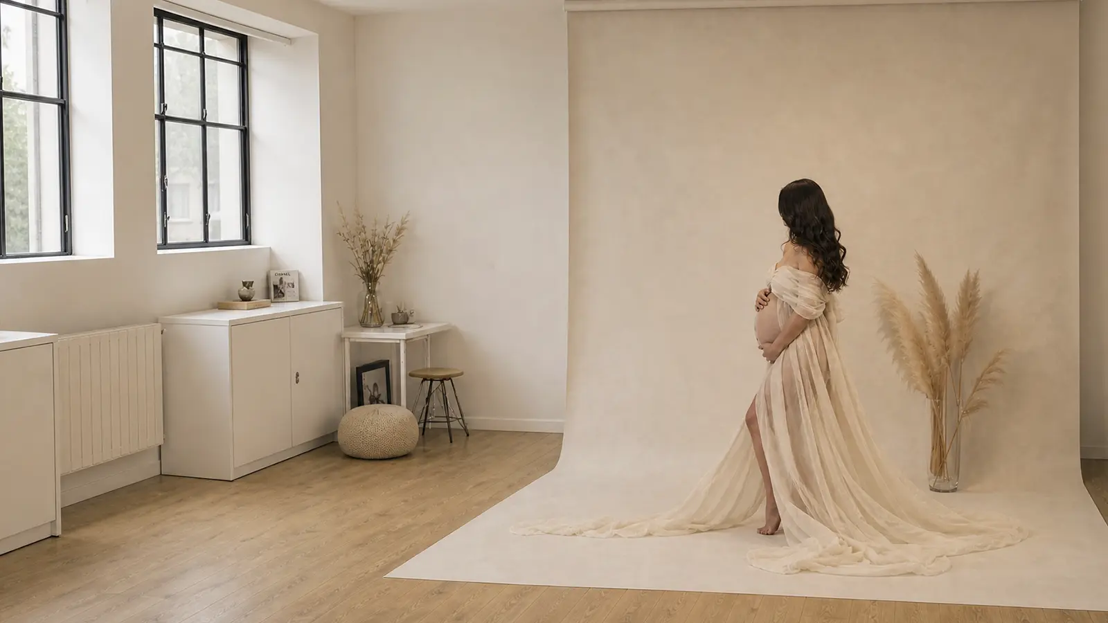 Book fotografico gravidanza Milano: futura mamma con abito crema fluttuante in studio, luce naturale, Giovanni Miele