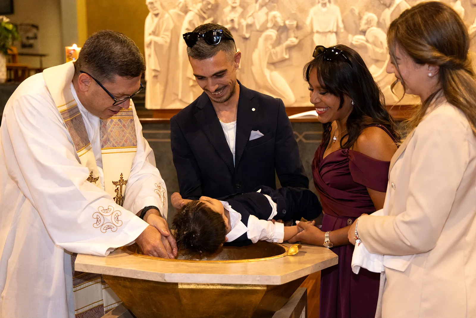 Quando si fa il battesimo in chiesa: il momento dell'acqua sul capo del bambino, Milano