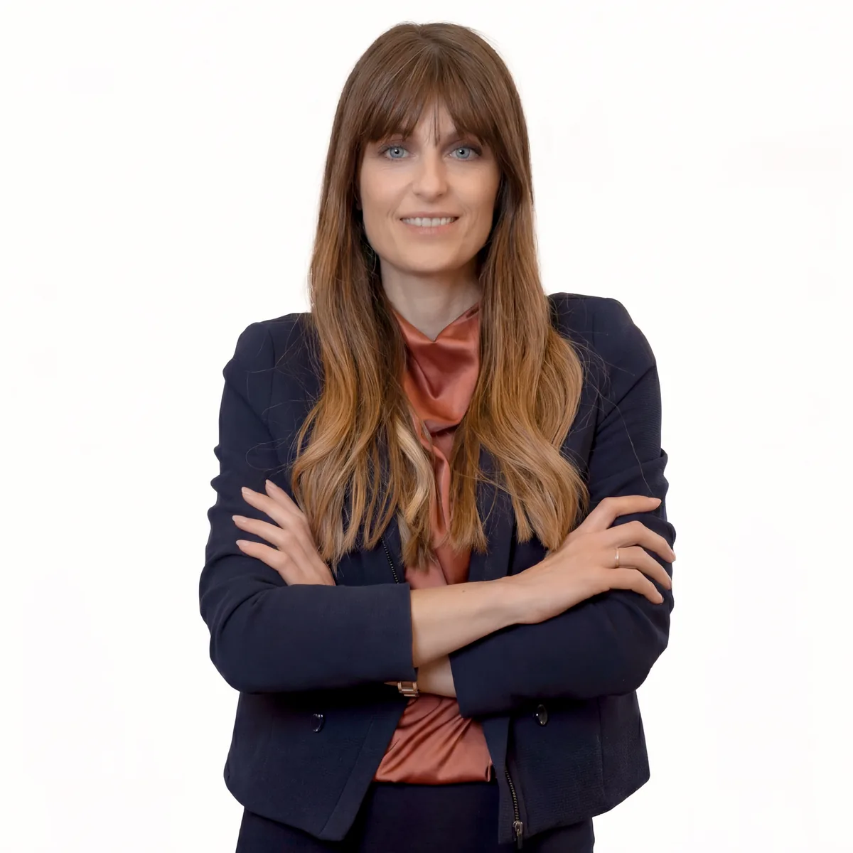 Ritratto professionale di una donna in blazer blu con foulard, scatto in studio a Milano