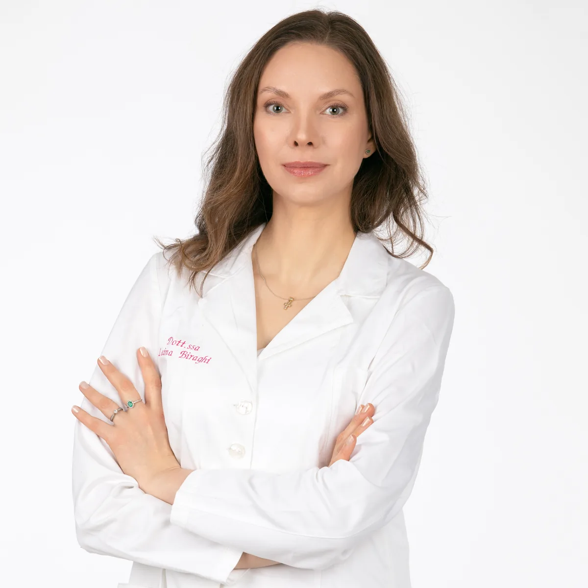 Foto profilo LinkedIn di una donna in camice bianco, ritratto professionale in studio a Milano