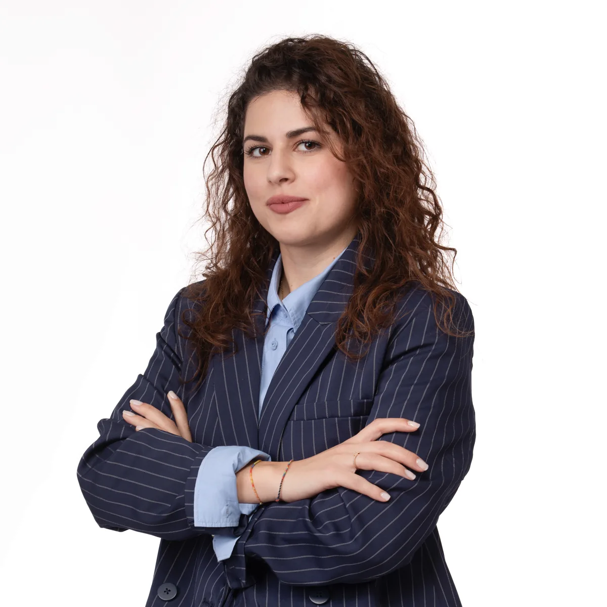 Foto profilo LinkedIn di una donna in giacca gessata blu e camicia azzurra, studio a Milano
