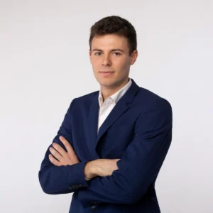 Foto profilo LinkedIn di un giovane professionista in abito blu, ritratto in studio a Milano