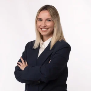 Headshot LinkedIn di una donna bionda in blazer blu e camicia bianca, fotografo a Milano