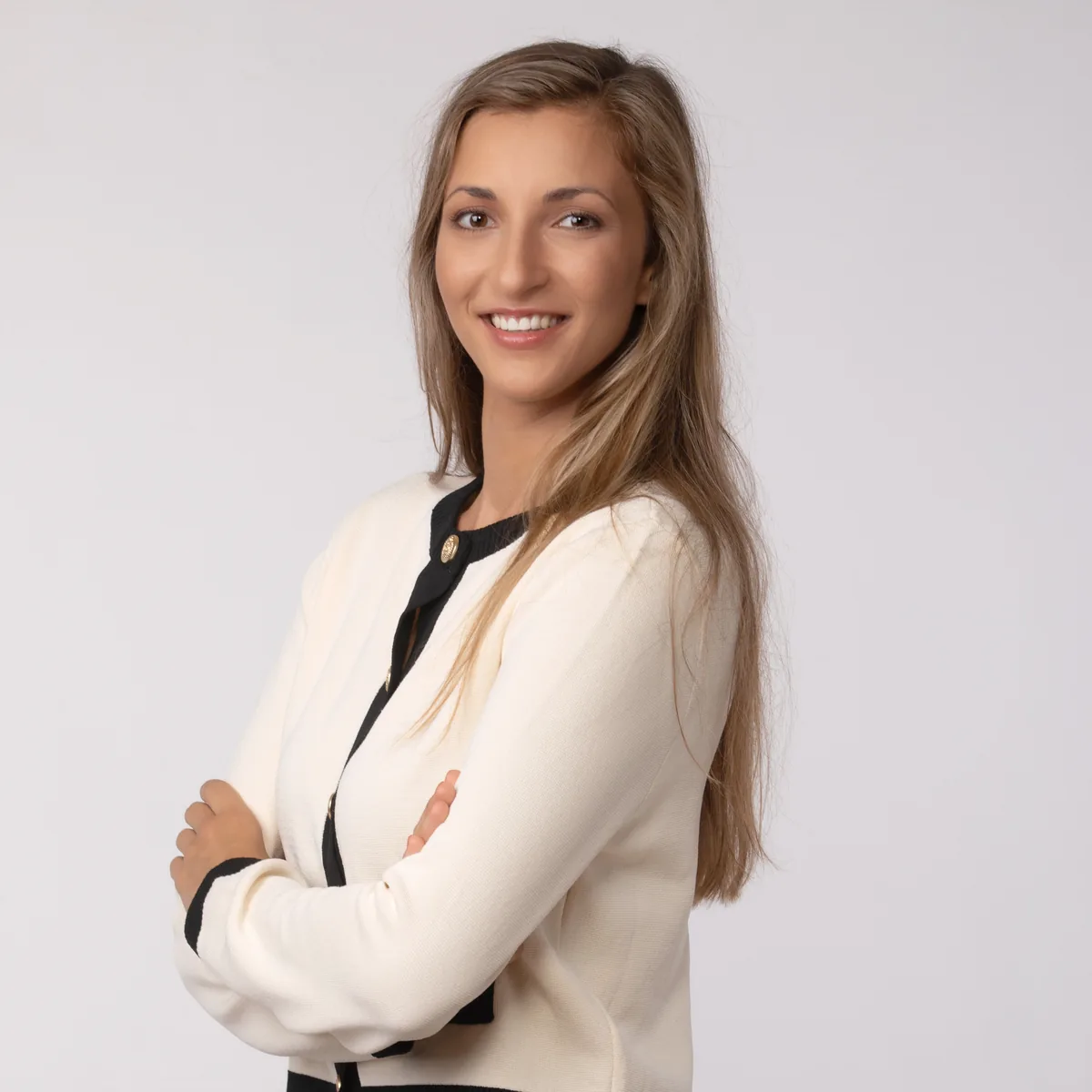 Headshot LinkedIn di una donna bionda in giacca crema, ritratto professionale a Milano