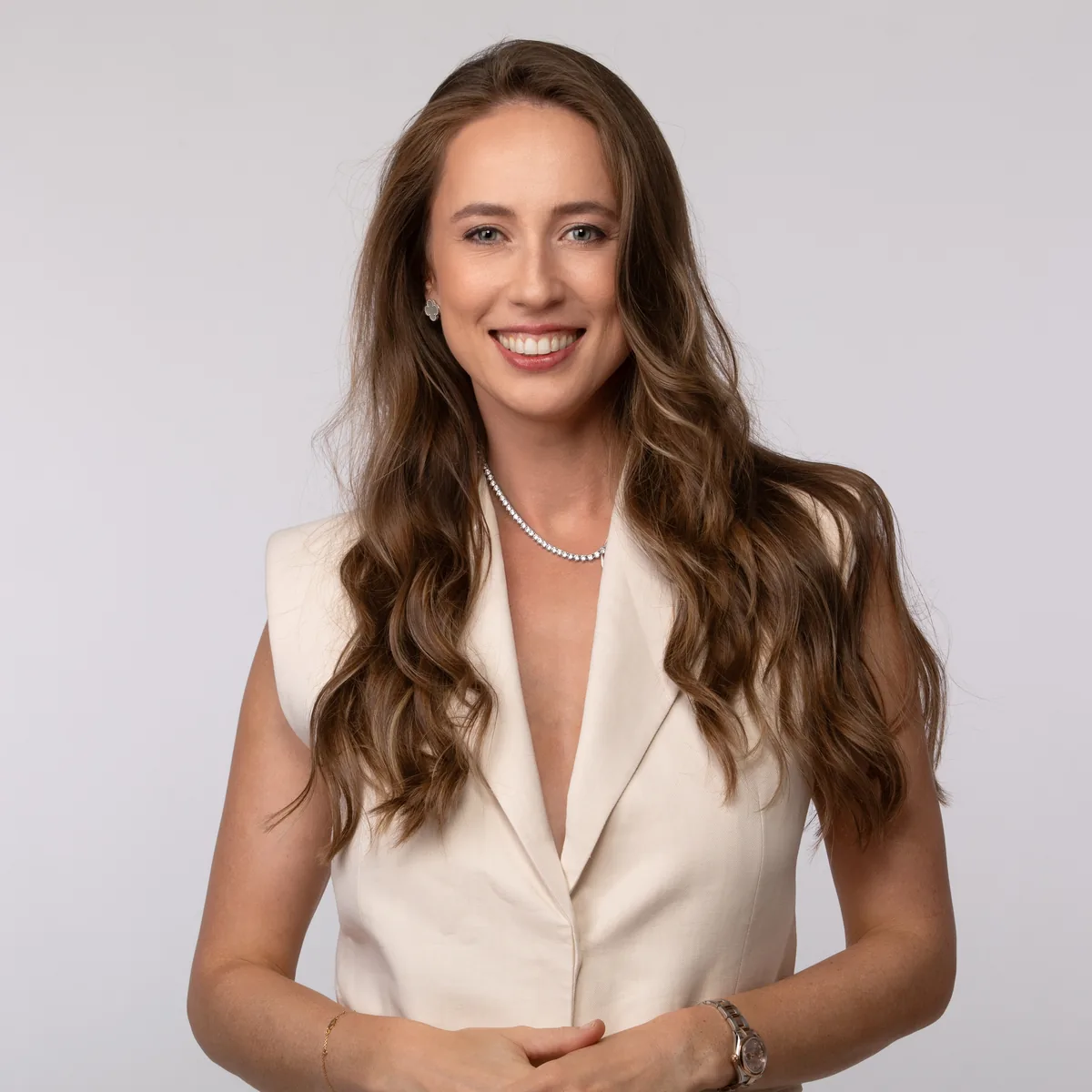 Ritratto professionale di una donna in blazer avorio, fotografo ritrattista a Milano