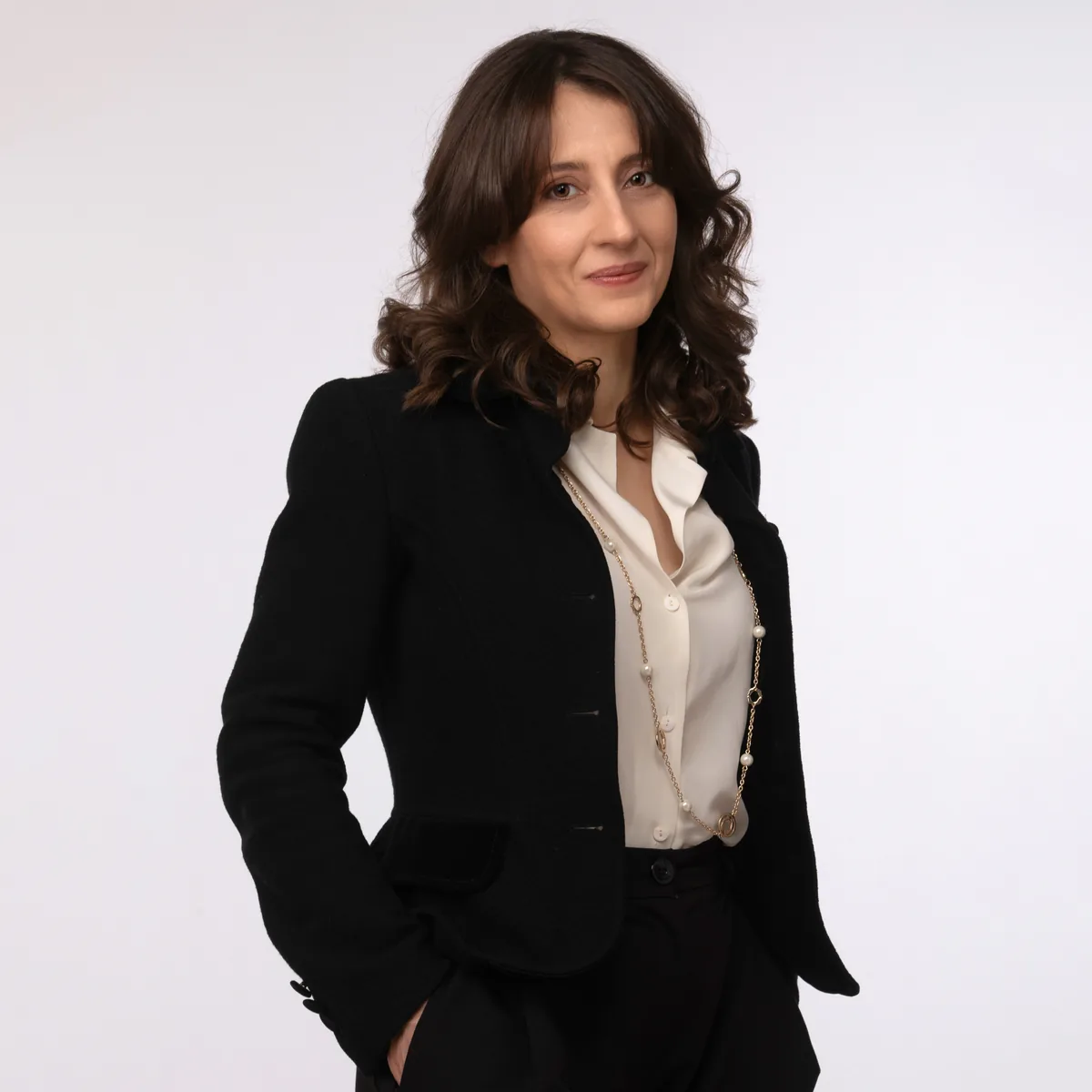 Ritratto professionale di una donna in blazer nero e camicia avorio, foto profilo LinkedIn a Milano
