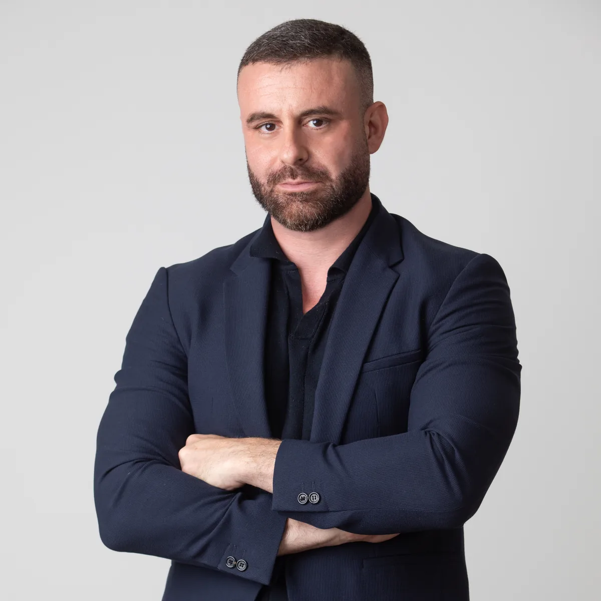 Ritratto professionale di un uomo con barba in abito blu, foto profilo LinkedIn a Milano